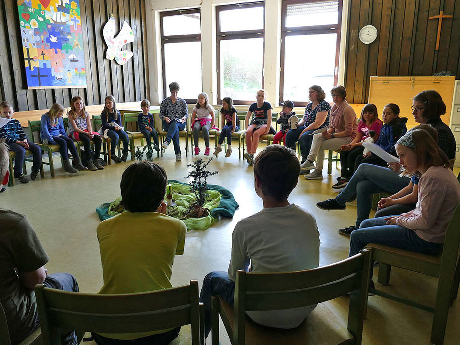 Kinderkarfreitagsliturgie im Gemeindezentrum (Foto: Karl-Franz Thiede)